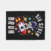 67 Meme Astronaut Dabbing In Space Funny Six Seven フリースブランケット (正面(横))