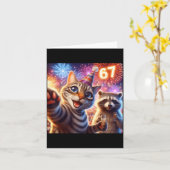 67 Meme Cat Raccoon New Year Selfie Funny Birthday カード (黄色い花)