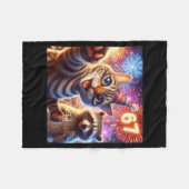 67 Meme Cat Raccoon New Year Selfie Funny Birthday フリースブランケット (正面(横))