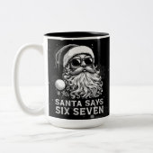 67 Meme Funny Santa Says Six Seven Christmas ツートーンマグカップ (左)