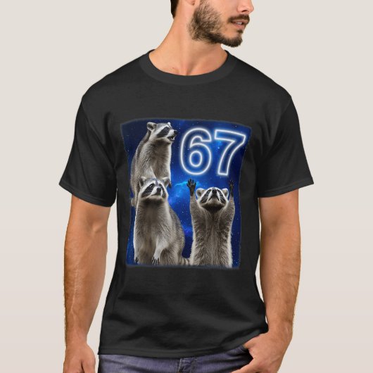 67 Meme Raccoon Howling At The Moon Parody Six Sev Tシャツ (正面)