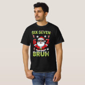 67 Meme Six Seven Bruh Dabbing Santa Funny Xmas Tシャツ (正面フル)