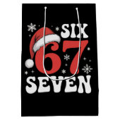 67 Santa Hat Christmas Six Seven Funny Sayings ミディアムペーパーバッグ (裏面)