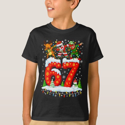 67 Six Seven ゆるかわミーム Gen Alpha クリスマス サンタ 妖精 リ Tシャツ (正面)