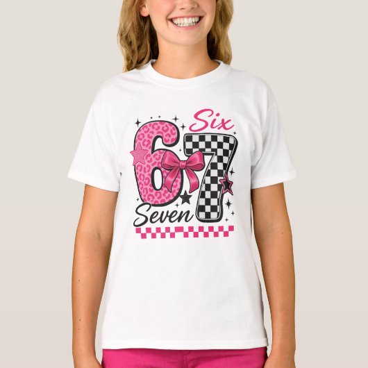 67 Six Seven ピンク レトロ ポップカルチャー Tシャツ (正面)