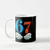 67 Six Seven ミーム 6 7 手 コーヒーマグカップ (左)
