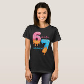 67 Six Seven 6 7 ミームデザイン 楽しいジェネレーションアルファ Tシャツ (正面フル)