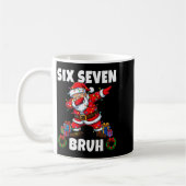 67 Six Seven Bruh Santa Dabbing Christmas Funny 6  コーヒーマグカップ (左)