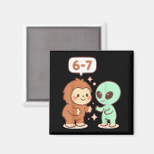 67 Six Seven Meme Funny Bigfoot Alien Sasquatch Uf マグネット (正面/裏面)