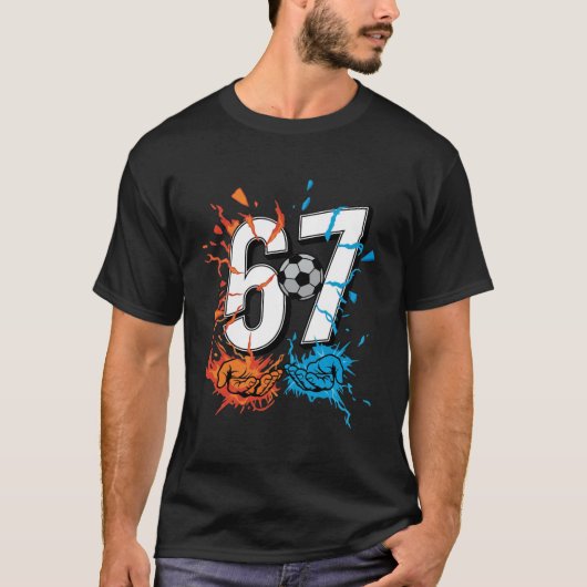 67 Soccer Six Seven Soccer 6 7 Kids Boys Girls Tシャツ (正面)
