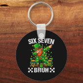 67 St Patricks Funny Six Seven Meme Leprechaun Boy キーホルダー (正面)