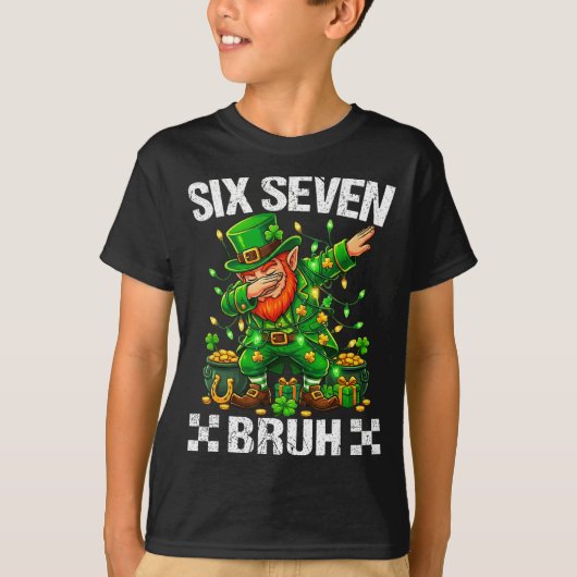 67 St Patricks Funny Six Seven Meme Leprechaun Boy Tシャツ (正面)