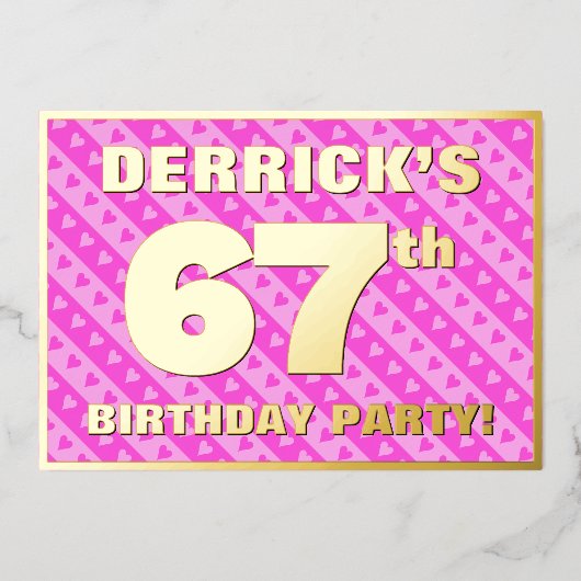 67th Birthday Party —おもしろいピンクのハートとストライプ 箔招待状 (正面)