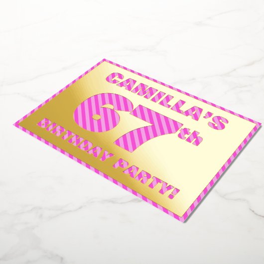 67th Birthday Party — はっきりした、おもしろい、ピンクストライプ色67 箔招待状 (回転した状態)