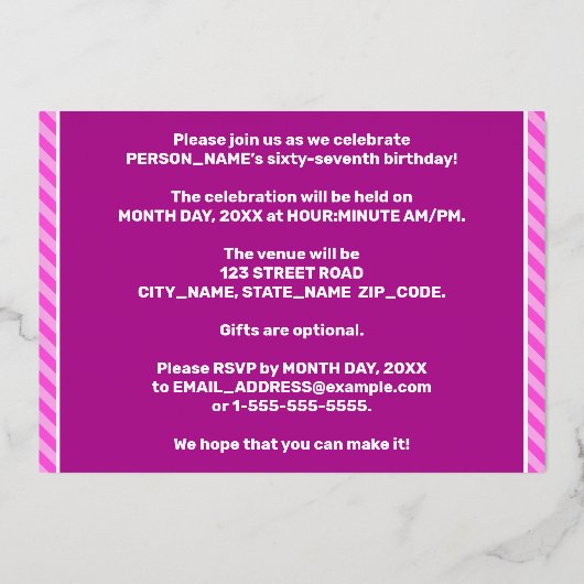 67th Birthday Party — はっきりした、おもしろい、ピンクストライプ色67 箔招待状 (裏面)