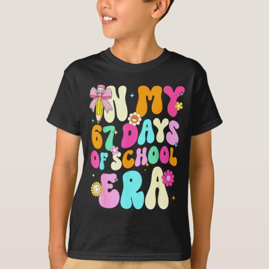 67th Day Of School 67 Days Pencil Coquette Bow Mem Tシャツ (正面)