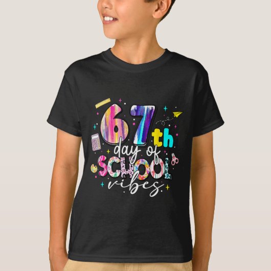 67th Day Of School Vibes Funny Six Seven 67 Studen Tシャツ (正面)