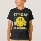 67th Day Of School Vibes Groovy Smile Face 67 Six Tシャツ (正面)