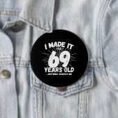 69おもしろい誕生日引用文皮肉69歳 缶バッジ (インサイチュ)