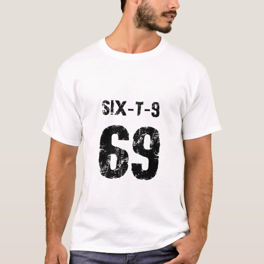 69のスポーツ・ファンまたはヴィンテージの誕生日にワイシャツ番号を付けて下さい Tシャツ (正面)