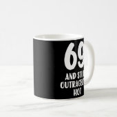 69歳と今でもとんでもない69歳の誕生日男 コーヒーマグカップ (正面右)