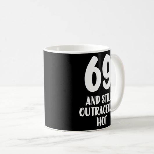 69歳と今でもとんでもない69歳の誕生日男 コーヒーマグカップ (正面右)