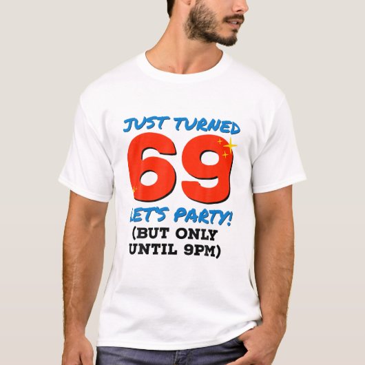 69歳になったばかりのパーティーを午後9時おもしろいまで69日の誕生日 Tシャツ (正面)