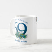 69歳の誕生日または記念日のクジャクの羽 コーヒーマグカップ (正面左)