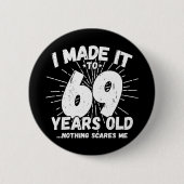 69歳皮肉ミームおもしろい69誕生日 缶バッジ (正面)