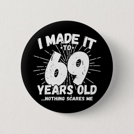 69歳皮肉ミームおもしろい69誕生日 缶バッジ (正面)