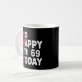 69誕生日嬉しい私は69今日のギフトおもしろい コーヒーマグカップ (正面左)