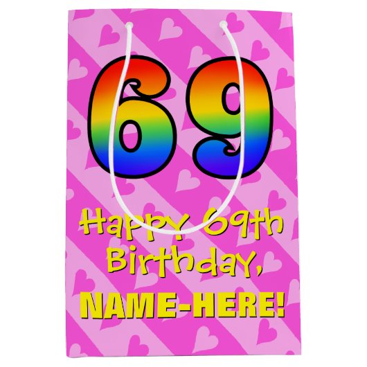 69誕生日:おもしろいピンクハートストライプ、虹69 ミディアムペーパーバッグ (正面)