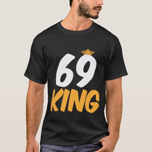 69.誕生日が69歳の贈り物を贈おもしろいる Tシャツ (正面)