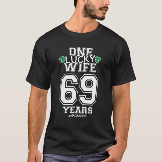69 Years Lucky Wife Funny St Patrick's Day Anniver Tシャツ (正面)