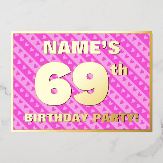 69th Birthday Party —おもしろいピンクのハートとストライプ 箔招待状 (正面)