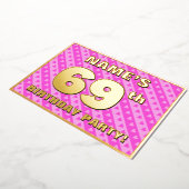 69th Birthday Party —おもしろいピンクのハートとストライプ 箔招待状 (回転した状態)