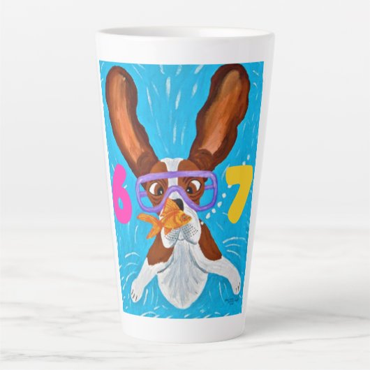 6 7 Basset Hound underwater with fish  カフェラテマグ (正面)