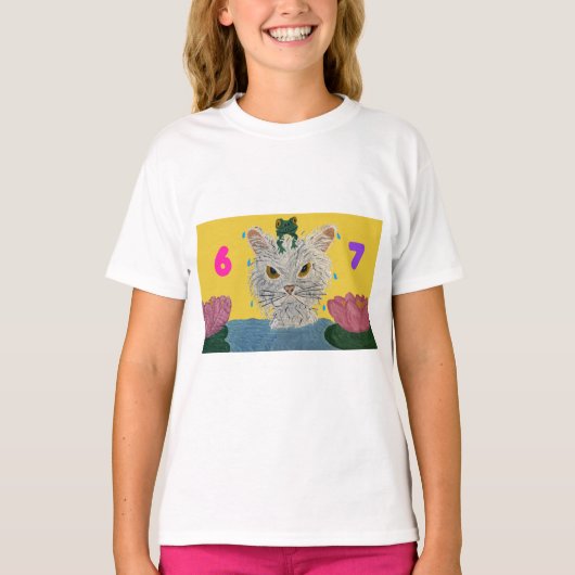 6 7 Mad Cat with frog on its head Tシャツ (正面)