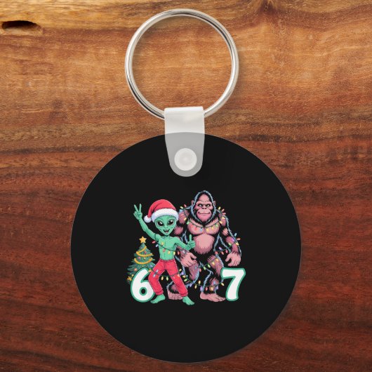 6 7 Meme Christmas Alien Sasquatch Six Seven Fun  キーホルダー (正面)