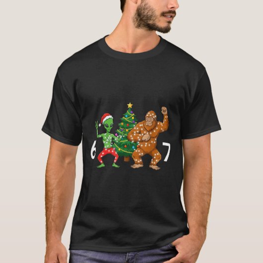 6 7 Meme Christmas Alien Sasquatch Six Seven Fun  Tシャツ (正面)