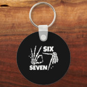 6 7 Meme Funny Skeleton Hands Halloween Couples Si キーホルダー (正面)