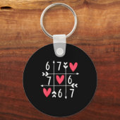 6 7 Meme Six Seven 67 Funny Xoxo Game Valentines D キーホルダー (正面)