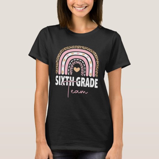 6th Grade Teacher Rainbow Back To School Hello Six Tシャツ (正面)