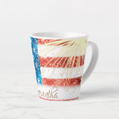 7パーソナライズされた月4日アメリカ国旗 カフェラテマグ (右アングル)