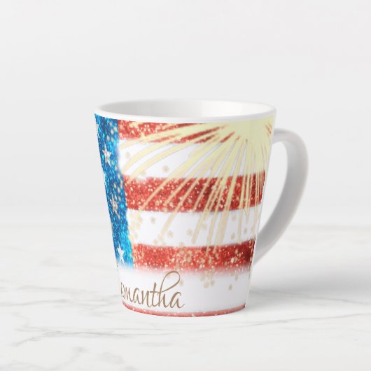 7パーソナライズされた月4日アメリカ国旗 カフェラテマグ (右アングル)