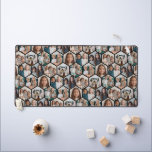 7フォトコラージュファンキー – 六角形パターン – 黒 デスクマット<br><div class="desc">このおもしろいフォトモンタージュは7つの写真のための場所を含む。グリッドには、六角形の写真のグリッドが含まれ、パーティー写真を追加するための十分なスペースお気に入りのを持つ。正方形の写真は最高のこのテンプレートで動作。このお気に入りのおもしろいテンプレートに写真を追加するこのグリッドには、正方形の写真や任意の写真を使用できる。アートワークもしを調整したり、背景の色を変更したりする必要がある場合はクリック、ボタンで変更を行う必要がある。</div>