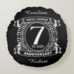 7周年記念結婚羊毛銅 ラウンドクッション<br><div class="desc">7周年結婚は羊毛や伝統的銅の贈り物だ。このクレストスタイルデザインはカップルの7年間の結婚のためのロマンチックなデザインである祝。このもしデザインの救済下に連絡頼カスタマイズ、彼らはこの文字の下にあるデザイナーのボタンです。</div>