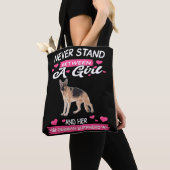 7女の子とドイツ語の聖句の間に立つことはない トートバッグ (クローズアップ)