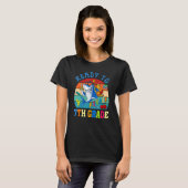 7年生のサメ新学期少年を攻撃する準備 Tシャツ (正面フル)