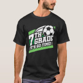 7年生サッカーのサッカー初日新学期 Tシャツ (正面)